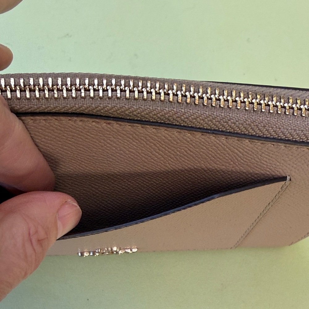 Vintage Coach Beige/Gold Leather Zip Wallet - Picture 11 of 15
